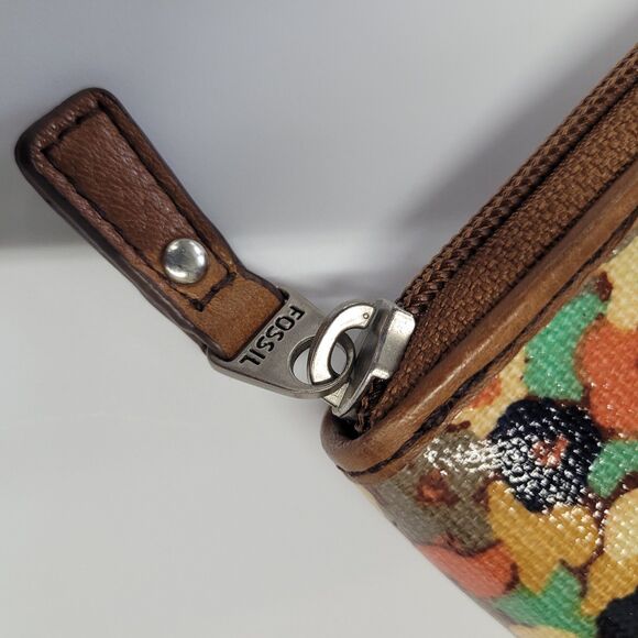 Fossil Key-Per  Poppy Floral Wallet Cred Cards Checkbook Zip Silver Logo NWOT - Picture 3 of 9